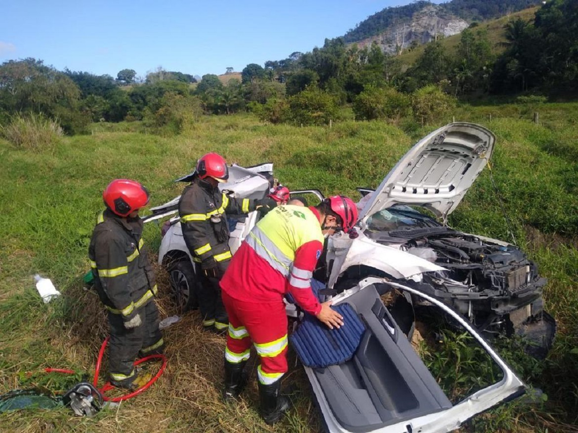  Quatro pessoas ficaram feridas após carro em que estavam sair da pista e capotar na BR-101