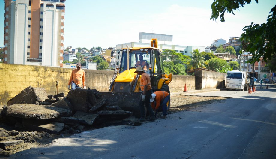  Em Cachoeiro: Asfalto desgastado é removido de avenida para aplicação de nova camad