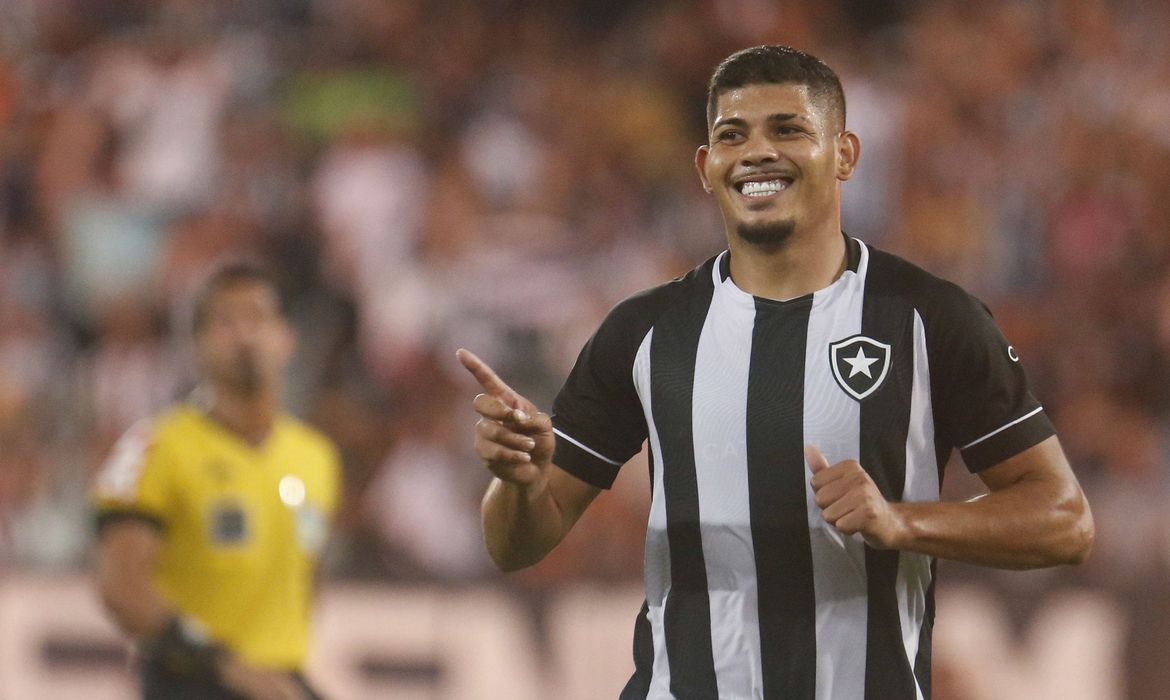  Botafogo vence lanterna Fortaleza no fim e entra no G6 do Brasileiro