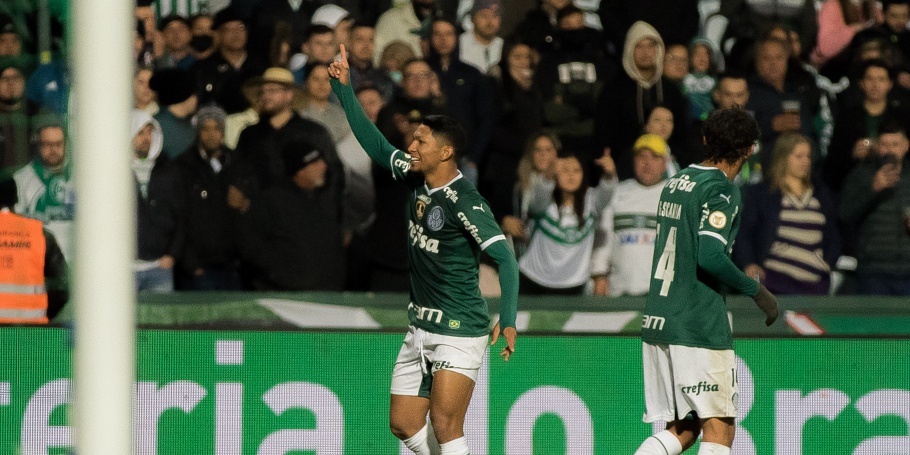  PALMEIRAS VENCE O CORITIBA E SE MANTÉM NA LIDERANÇA DO BRASILEIRÃO