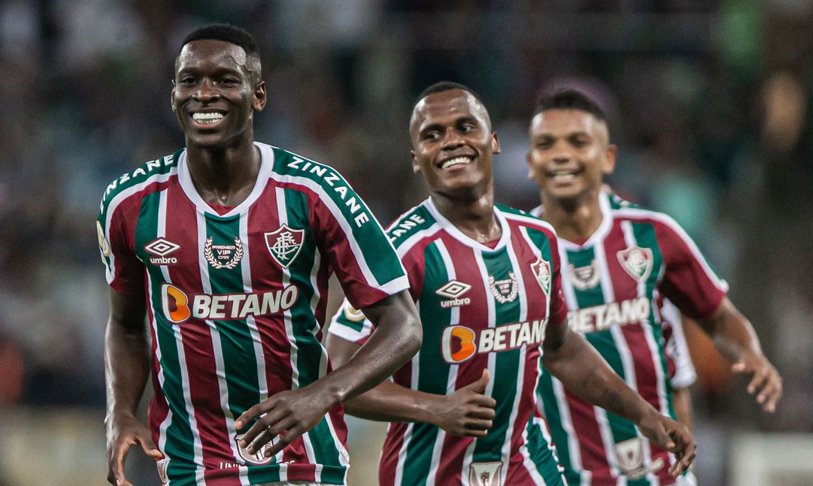  Em partida com oito gols, Fluminense supera o Atlético-MG no Maracanã