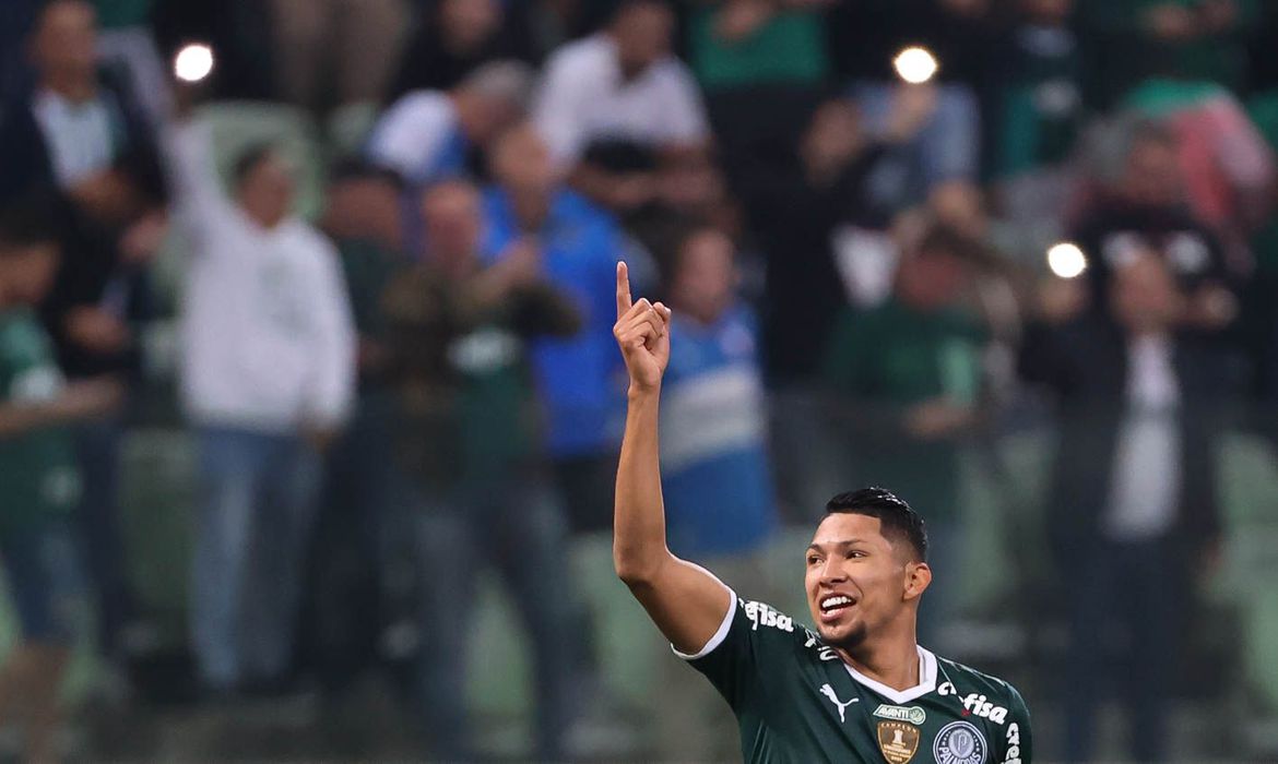  Palmeiras goleia Botafogo para assumir liderança do Brasileiro