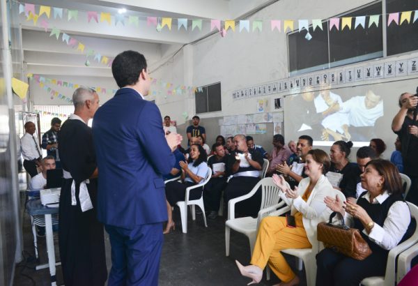  Pessoas em situação de rua viram garçons em curso