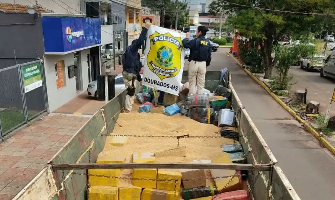  PRF faz a maior apreensão de maconha do ano em Ponta Porã