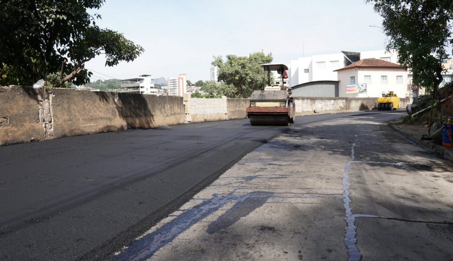  Em Cachoeiro: Avenida entre Independência e Ibitiquara começa a receber nova camada de asfalto