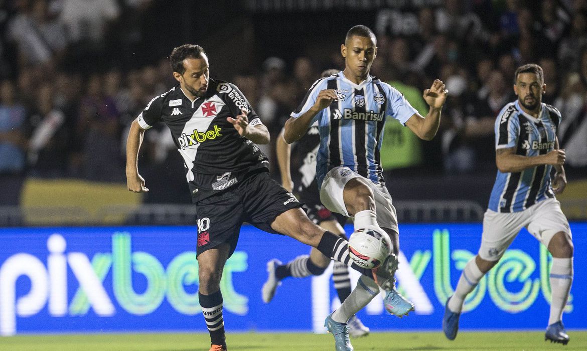  Vasco para no travessão e empata com Grêmio em São Januário