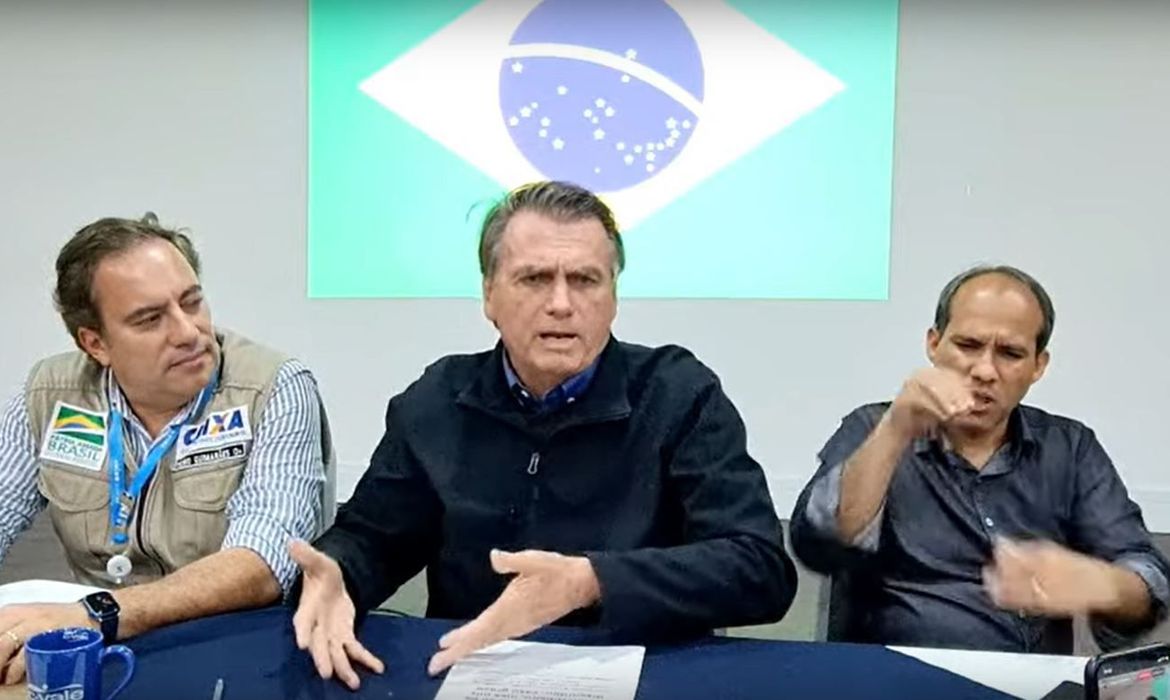  Presidente afirma que segue confiando em ex-ministro investigado