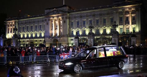  Caixão da Rainha chega ao Palácio de Buckingham em Londres