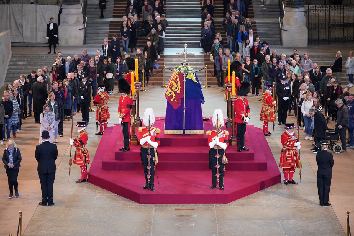  Dentro do Westminster Hal, um último olhar para a rainha