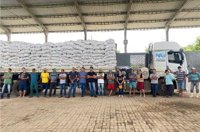  Itapemirim entrega briquete (MIOJO) para produtores rurais