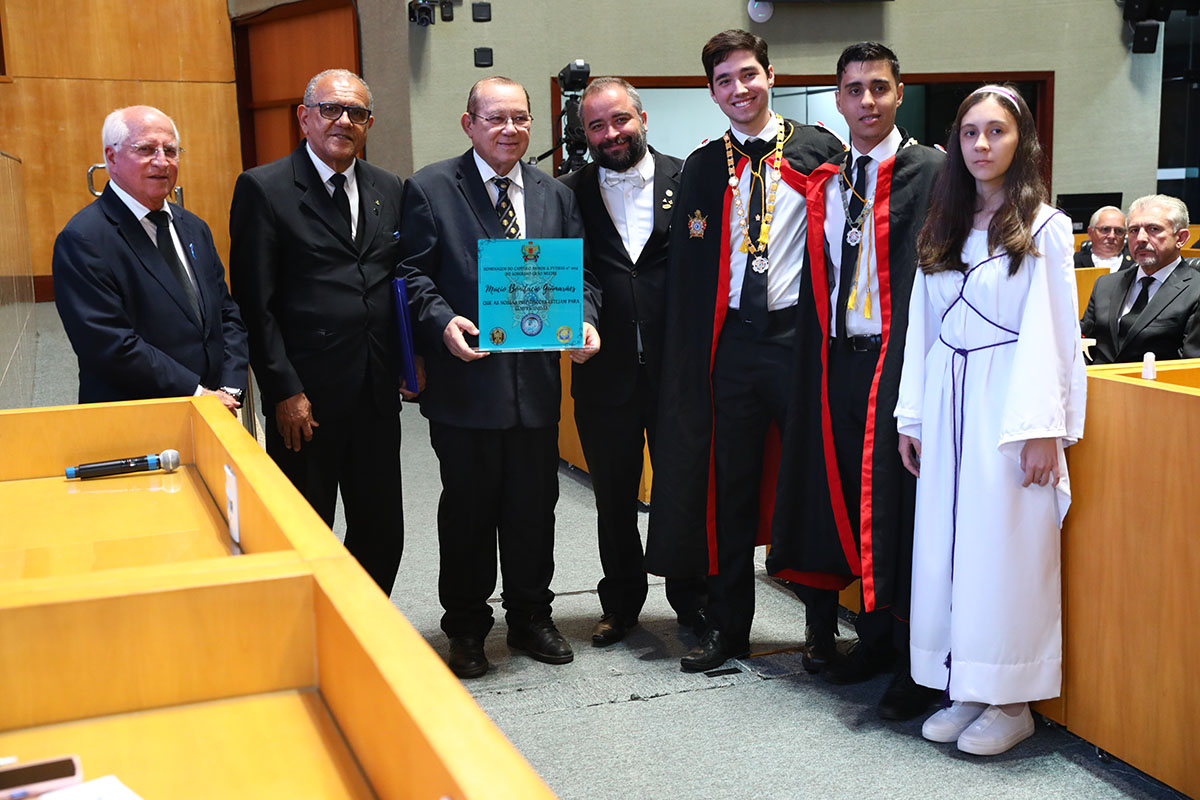  Assembleia homenageia trabalho da Maçonaria