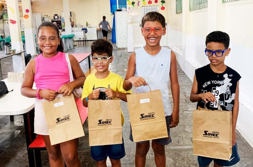  Simec Cariacica entrega óculos de grau para estudantes