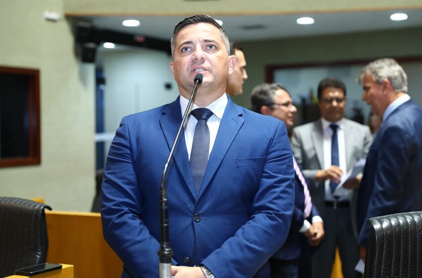  Quem é o deputado autor da lei que propõe acabar com a violência obstétrica nos hospitais do Espírito Santo?