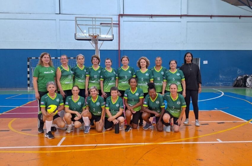  Atletas do Viva Vôlei se preparam para campeonato nacional para a terceira idade